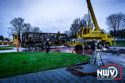 Berging van de 18 meter lange Walibi Express-bus, die maandag 23 december op de busparkeerplaats van Walibi in Biddinghuizen in brand vloog. - © NWVFoto.nl