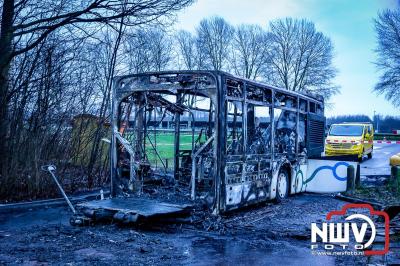 Berging van de 18 meter lange Walibi Express-bus, die maandag 23 december op de busparkeerplaats van Walibi in Biddinghuizen in brand vloog. - © NWVFoto.nl