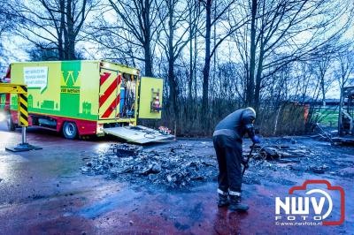 Berging van de 18 meter lange Walibi Express-bus, die maandag 23 december op de busparkeerplaats van Walibi in Biddinghuizen in brand vloog. - © NWVFoto.nl