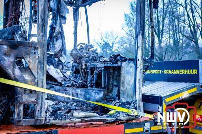 Berging van de 18 meter lange Walibi Express-bus, die maandag 23 december op de busparkeerplaats van Walibi in Biddinghuizen in brand vloog. - © NWVFoto.nl