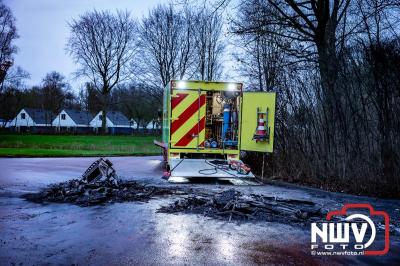 Berging van de 18 meter lange Walibi Express-bus, die maandag 23 december op de busparkeerplaats van Walibi in Biddinghuizen in brand vloog. - © NWVFoto.nl