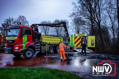 Berging van de 18 meter lange Walibi Express-bus, die maandag 23 december op de busparkeerplaats van Walibi in Biddinghuizen in brand vloog. - © NWVFoto.nl