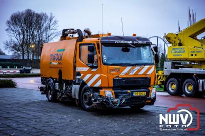 Berging van de 18 meter lange Walibi Express-bus, die maandag 23 december op de busparkeerplaats van Walibi in Biddinghuizen in brand vloog. - © NWVFoto.nl