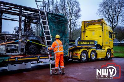 Berging van de 18 meter lange Walibi Express-bus, die maandag 23 december op de busparkeerplaats van Walibi in Biddinghuizen in brand vloog. - © NWVFoto.nl