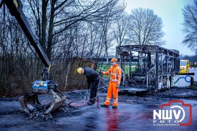 Berging van de 18 meter lange Walibi Express-bus, die maandag 23 december op de busparkeerplaats van Walibi in Biddinghuizen in brand vloog. - © NWVFoto.nl