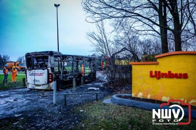 Berging van de 18 meter lange Walibi Express-bus, die maandag 23 december op de busparkeerplaats van Walibi in Biddinghuizen in brand vloog. - © NWVFoto.nl