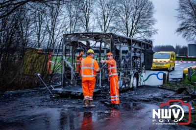 Berging van de 18 meter lange Walibi Express-bus, die maandag 23 december op de busparkeerplaats van Walibi in Biddinghuizen in brand vloog. - © NWVFoto.nl