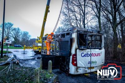 Berging van de 18 meter lange Walibi Express-bus, die maandag 23 december op de busparkeerplaats van Walibi in Biddinghuizen in brand vloog. - © NWVFoto.nl