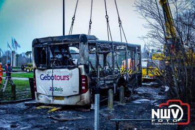 Berging van de 18 meter lange Walibi Express-bus, die maandag 23 december op de busparkeerplaats van Walibi in Biddinghuizen in brand vloog. - © NWVFoto.nl