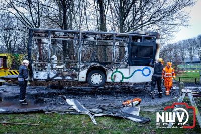 Berging van de 18 meter lange Walibi Express-bus, die maandag 23 december op de busparkeerplaats van Walibi in Biddinghuizen in brand vloog. - © NWVFoto.nl