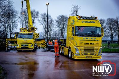 Berging van de 18 meter lange Walibi Express-bus, die maandag 23 december op de busparkeerplaats van Walibi in Biddinghuizen in brand vloog. - © NWVFoto.nl