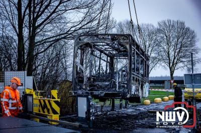 Berging van de 18 meter lange Walibi Express-bus, die maandag 23 december op de busparkeerplaats van Walibi in Biddinghuizen in brand vloog. - © NWVFoto.nl