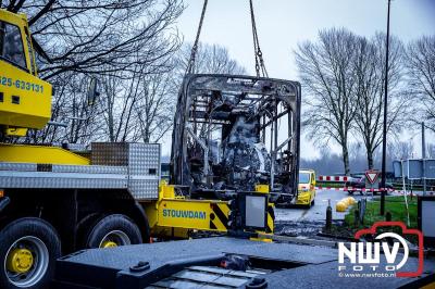 Berging van de 18 meter lange Walibi Express-bus, die maandag 23 december op de busparkeerplaats van Walibi in Biddinghuizen in brand vloog. - © NWVFoto.nl