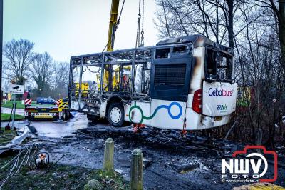 Berging van de 18 meter lange Walibi Express-bus, die maandag 23 december op de busparkeerplaats van Walibi in Biddinghuizen in brand vloog. - © NWVFoto.nl