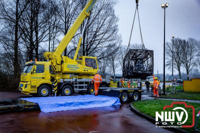 Berging van de 18 meter lange Walibi Express-bus, die maandag 23 december op de busparkeerplaats van Walibi in Biddinghuizen in brand vloog. - © NWVFoto.nl