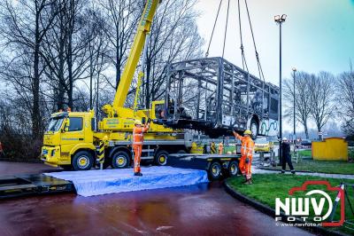 Berging van de 18 meter lange Walibi Express-bus, die maandag 23 december op de busparkeerplaats van Walibi in Biddinghuizen in brand vloog. - © NWVFoto.nl