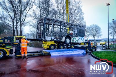 Berging van de 18 meter lange Walibi Express-bus, die maandag 23 december op de busparkeerplaats van Walibi in Biddinghuizen in brand vloog. - © NWVFoto.nl