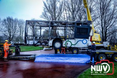 Berging van de 18 meter lange Walibi Express-bus, die maandag 23 december op de busparkeerplaats van Walibi in Biddinghuizen in brand vloog. - © NWVFoto.nl