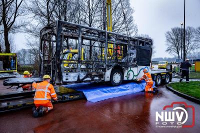 Berging van de 18 meter lange Walibi Express-bus, die maandag 23 december op de busparkeerplaats van Walibi in Biddinghuizen in brand vloog. - © NWVFoto.nl