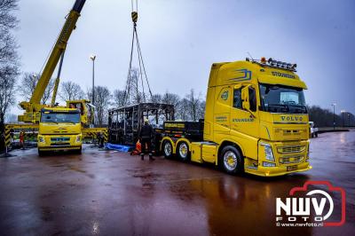 Berging van de 18 meter lange Walibi Express-bus, die maandag 23 december op de busparkeerplaats van Walibi in Biddinghuizen in brand vloog. - © NWVFoto.nl