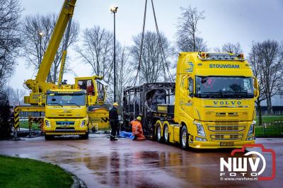 Berging van de 18 meter lange Walibi Express-bus, die maandag 23 december op de busparkeerplaats van Walibi in Biddinghuizen in brand vloog. - © NWVFoto.nl