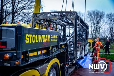 Berging van de 18 meter lange Walibi Express-bus, die maandag 23 december op de busparkeerplaats van Walibi in Biddinghuizen in brand vloog. - © NWVFoto.nl