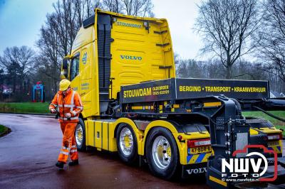 Berging van de 18 meter lange Walibi Express-bus, die maandag 23 december op de busparkeerplaats van Walibi in Biddinghuizen in brand vloog. - © NWVFoto.nl