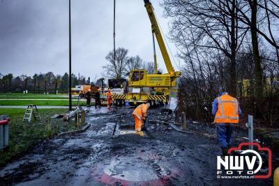 Berging van de 18 meter lange Walibi Express-bus, die maandag 23 december op de busparkeerplaats van Walibi in Biddinghuizen in brand vloog. - © NWVFoto.nl