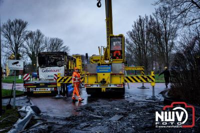 Berging van de 18 meter lange Walibi Express-bus, die maandag 23 december op de busparkeerplaats van Walibi in Biddinghuizen in brand vloog. - © NWVFoto.nl