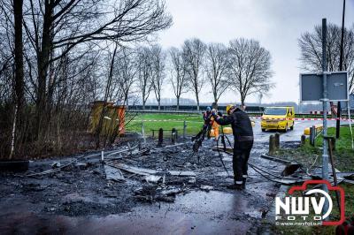 Berging van de 18 meter lange Walibi Express-bus, die maandag 23 december op de busparkeerplaats van Walibi in Biddinghuizen in brand vloog. - © NWVFoto.nl