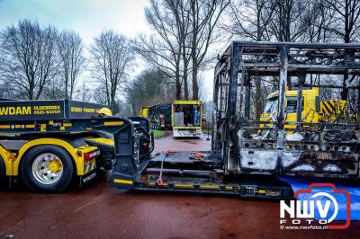 Berging van de 18 meter lange Walibi Express-bus, die maandag 23 december op de busparkeerplaats van Walibi in Biddinghuizen in brand vloog. - © NWVFoto.nl