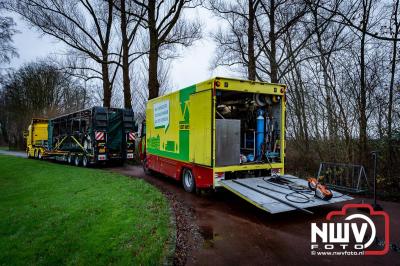 Berging van de 18 meter lange Walibi Express-bus, die maandag 23 december op de busparkeerplaats van Walibi in Biddinghuizen in brand vloog. - © NWVFoto.nl