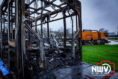 Berging van de 18 meter lange Walibi Express-bus, die maandag 23 december op de busparkeerplaats van Walibi in Biddinghuizen in brand vloog. - © NWVFoto.nl