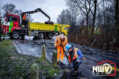 Berging van de 18 meter lange Walibi Express-bus, die maandag 23 december op de busparkeerplaats van Walibi in Biddinghuizen in brand vloog. - © NWVFoto.nl