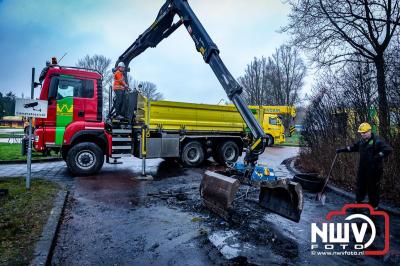 Berging van de 18 meter lange Walibi Express-bus, die maandag 23 december op de busparkeerplaats van Walibi in Biddinghuizen in brand vloog. - © NWVFoto.nl