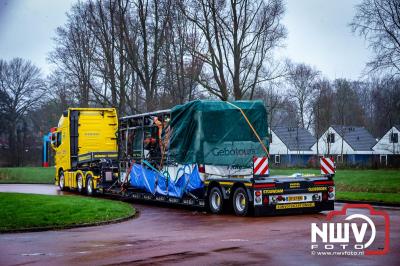 Berging van de 18 meter lange Walibi Express-bus, die maandag 23 december op de busparkeerplaats van Walibi in Biddinghuizen in brand vloog. - © NWVFoto.nl