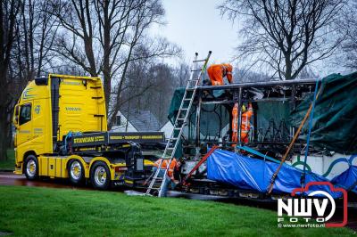 Berging van de 18 meter lange Walibi Express-bus, die maandag 23 december op de busparkeerplaats van Walibi in Biddinghuizen in brand vloog. - © NWVFoto.nl