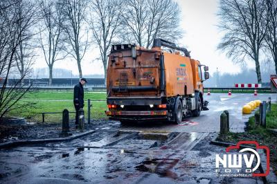 Berging van de 18 meter lange Walibi Express-bus, die maandag 23 december op de busparkeerplaats van Walibi in Biddinghuizen in brand vloog. - © NWVFoto.nl