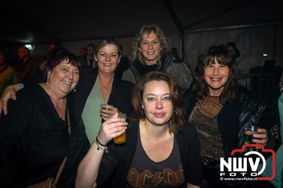  Het Karbietfeest XXL 2024 in Elburg was een groot feest met optredens van Wimmie Bouma, Duo Remix, Poar Neem’n, Ancora, Boerin Anna en DJ Jaapie.  - © NWVFoto.nl