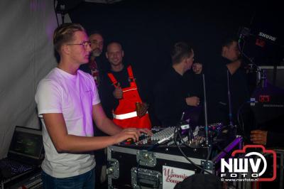  Het Karbietfeest XXL 2024 in Elburg was een groot feest met optredens van Wimmie Bouma, Duo Remix, Poar Neem’n, Ancora, Boerin Anna en DJ Jaapie.  - © NWVFoto.nl