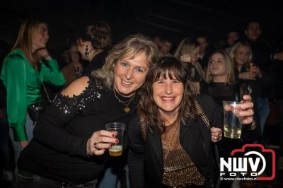  Het Karbietfeest XXL 2024 in Elburg was een groot feest met optredens van Wimmie Bouma, Duo Remix, Poar Neem’n, Ancora, Boerin Anna en DJ Jaapie.  - © NWVFoto.nl