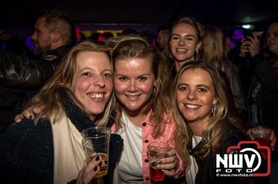  Het Karbietfeest XXL 2024 in Elburg was een groot feest met optredens van Wimmie Bouma, Duo Remix, Poar Neem’n, Ancora, Boerin Anna en DJ Jaapie.  - © NWVFoto.nl