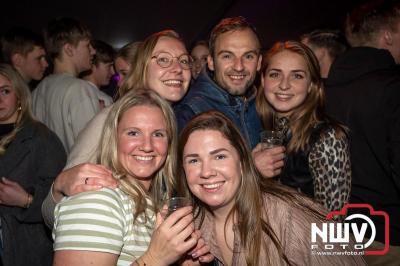  Het Karbietfeest XXL 2024 in Elburg was een groot feest met optredens van Wimmie Bouma, Duo Remix, Poar Neem’n, Ancora, Boerin Anna en DJ Jaapie.  - © NWVFoto.nl