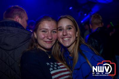  Het Karbietfeest XXL 2024 in Elburg was een groot feest met optredens van Wimmie Bouma, Duo Remix, Poar Neem’n, Ancora, Boerin Anna en DJ Jaapie.  - © NWVFoto.nl