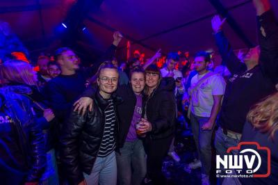  Het Karbietfeest XXL 2024 in Elburg was een groot feest met optredens van Wimmie Bouma, Duo Remix, Poar Neem’n, Ancora, Boerin Anna en DJ Jaapie.  - © NWVFoto.nl