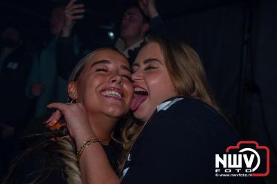  Het Karbietfeest XXL 2024 in Elburg was een groot feest met optredens van Wimmie Bouma, Duo Remix, Poar Neem’n, Ancora, Boerin Anna en DJ Jaapie.  - © NWVFoto.nl