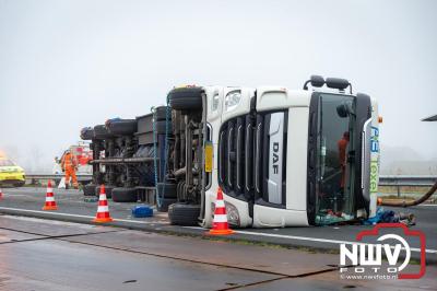 Bulkvrachtwagen kantelt op N50 bij Ens, weg urenlang afgesloten i.v.m. berging. - © NWVFoto.nl