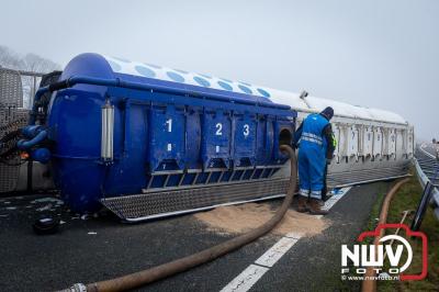 Bulkvrachtwagen kantelt op N50 bij Ens, weg urenlang afgesloten i.v.m. berging. - © NWVFoto.nl