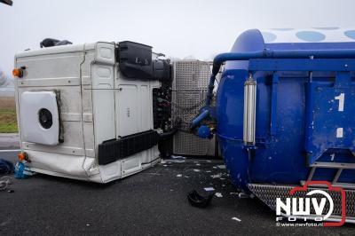 Bulkvrachtwagen kantelt op N50 bij Ens, weg urenlang afgesloten i.v.m. berging. - © NWVFoto.nl