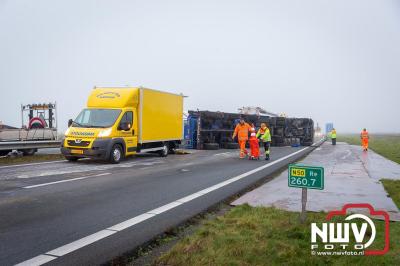 Bulkvrachtwagen kantelt op N50 bij Ens, weg urenlang afgesloten i.v.m. berging. - © NWVFoto.nl